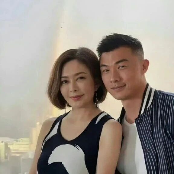 关之琳的新男友27岁模特具体是谁?