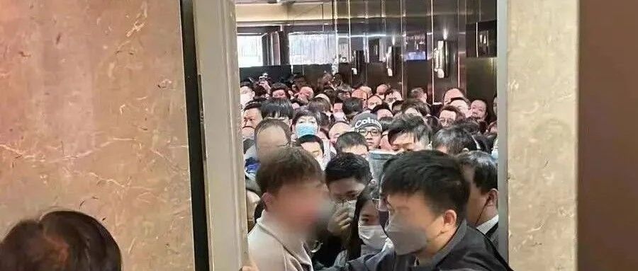 最近几天，香港的售楼处快被挤爆了~