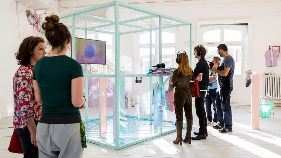 惊爆！王菲女儿竟未入读UCL，而是“野鸡大学”？！