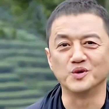 李亚鹏现状:日子过的很拮据,为了省钱,一家5口搬到小房子里