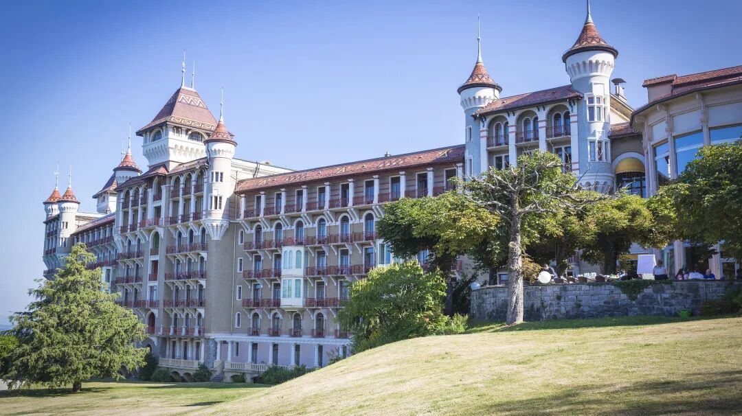 seg瑞士教育集团与复旦大学签署合作备忘录,开启款待业管理复合型人才