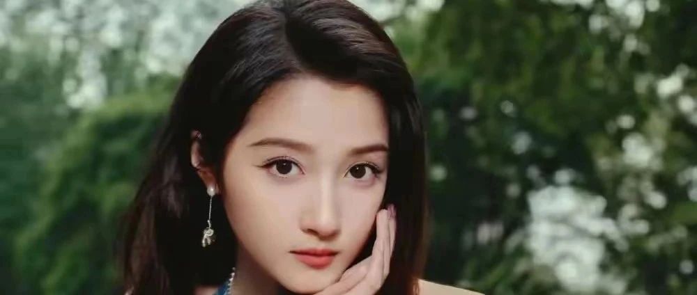 关晓彤被曝与鹿晗订婚,无名指戴戒指引全网热议