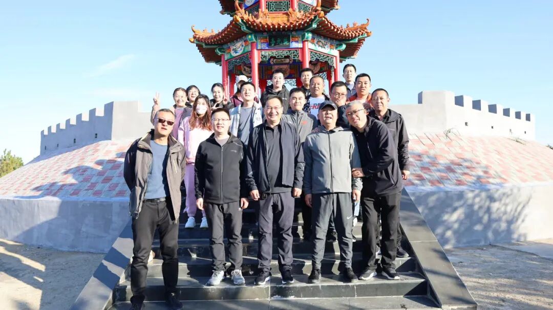 文明实践怀安县柴沟堡镇新时代文明实践所开展百人登山健步走活动图文