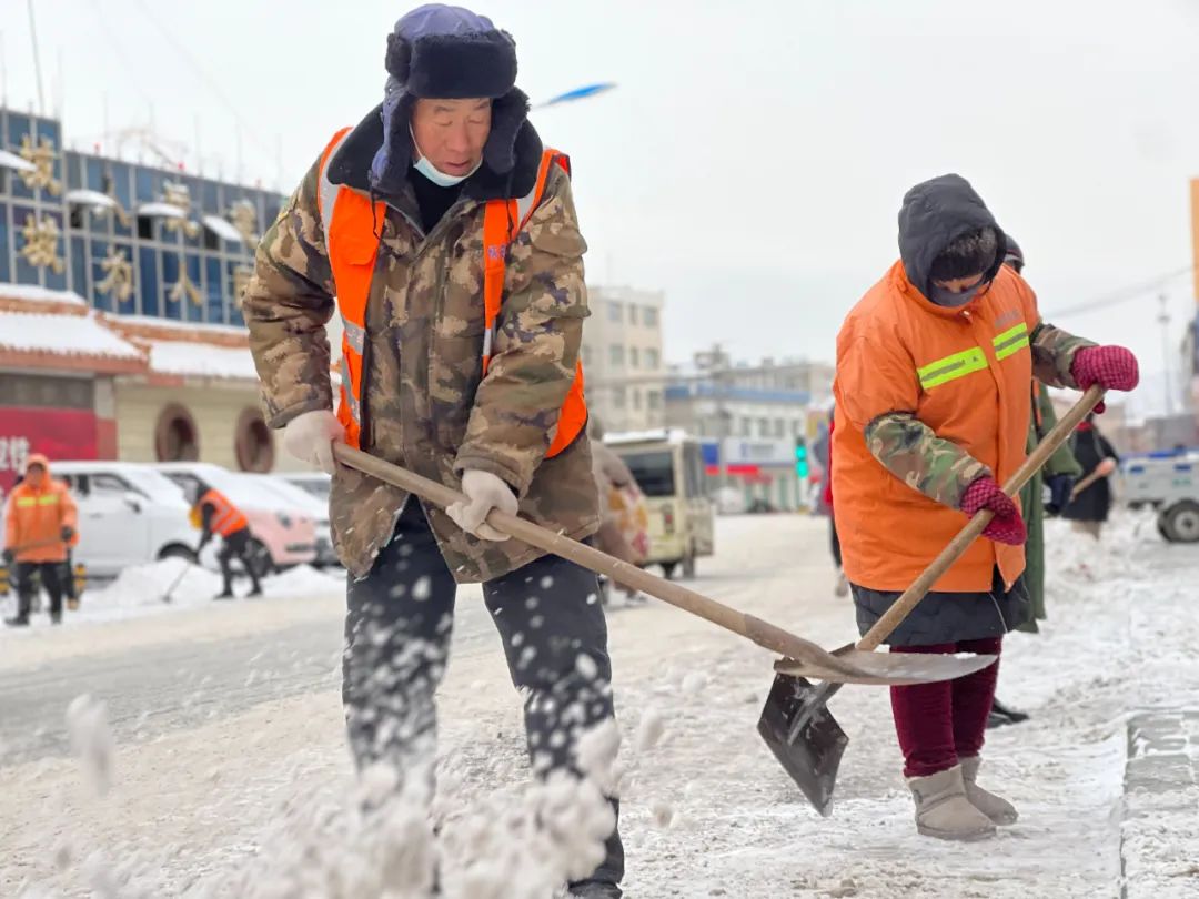 为给城市清理出一条条畅通无阻的道路,环卫工人连续几天奋战在扫雪除