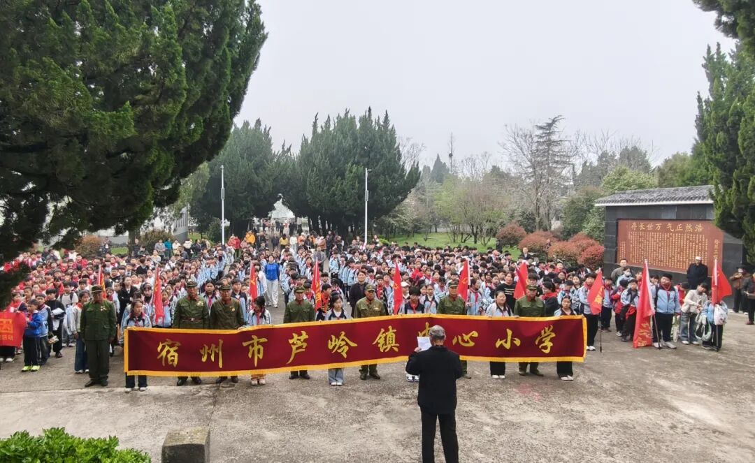 图为清明节前夕，芦岭镇当地中小学校来盛圩烈士陵园祭扫.jpg