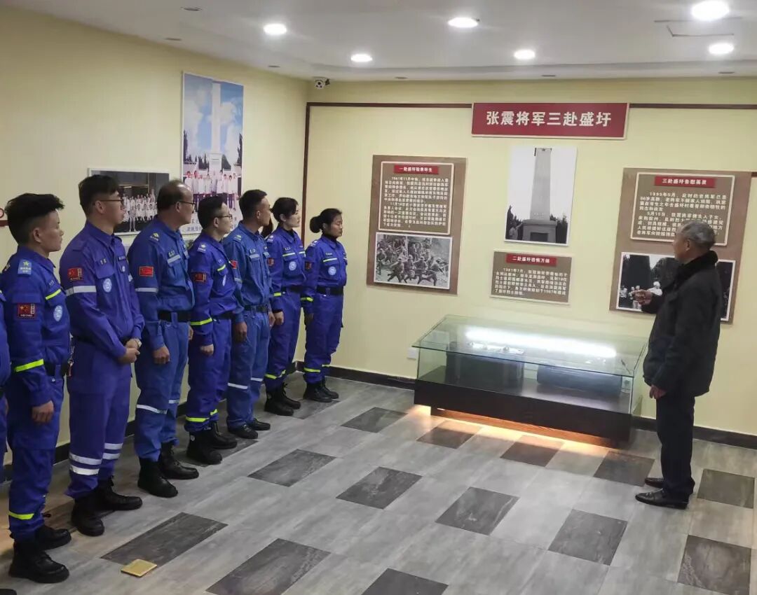 图为盛志席在陵园纪念馆对前来参观的蓝天救援队志愿者讲述盛圩战斗故事.jpg