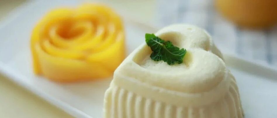 烘焙圈子：芒果慕斯做法~~慕斯包裹着爽滑的芒果，  每一口都清爽细腻！