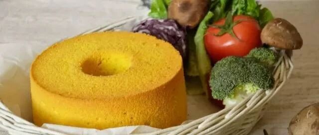 南瓜戚风蛋糕——一款最适合秋季食用的健康烘焙美食，吃出健康好滋味