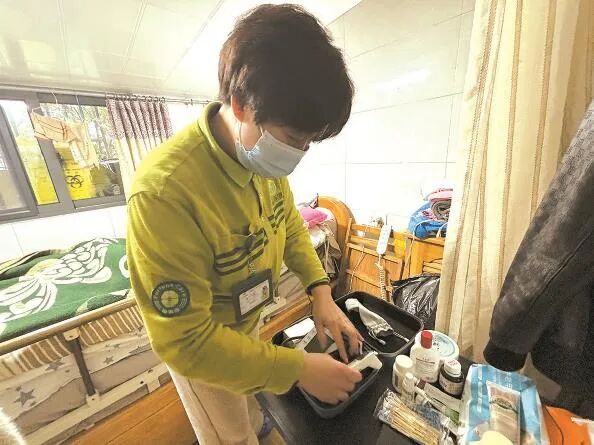 张世莲准备为刘秀珍测量血压、血氧、体温和心率 陈佳琳 摄