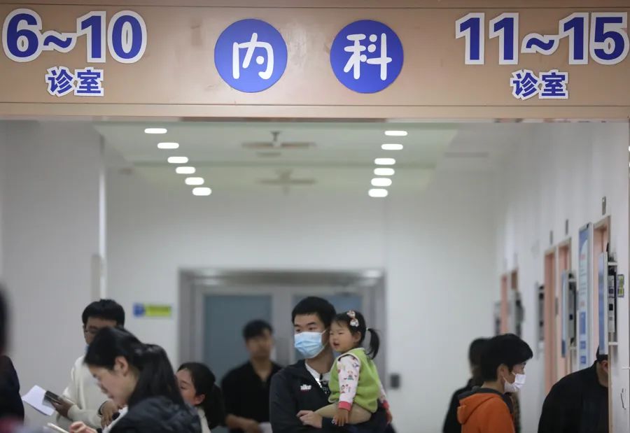 上海知名儿科医院证实:明显增加!去年曾暴发的支原体感染又“抬头”,四环素类药物可用吗→ 上海知名儿科医院证实:明显增加!去年曾暴发的支原体感染又“抬头”,四环素类药物可用吗→