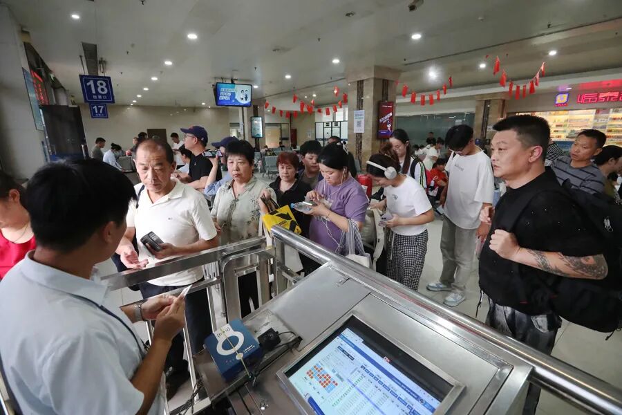 今明两天14万辆车经长江隧桥回沪,太崩溃！启动→上海100分钟路程，用了5小时，20多班..