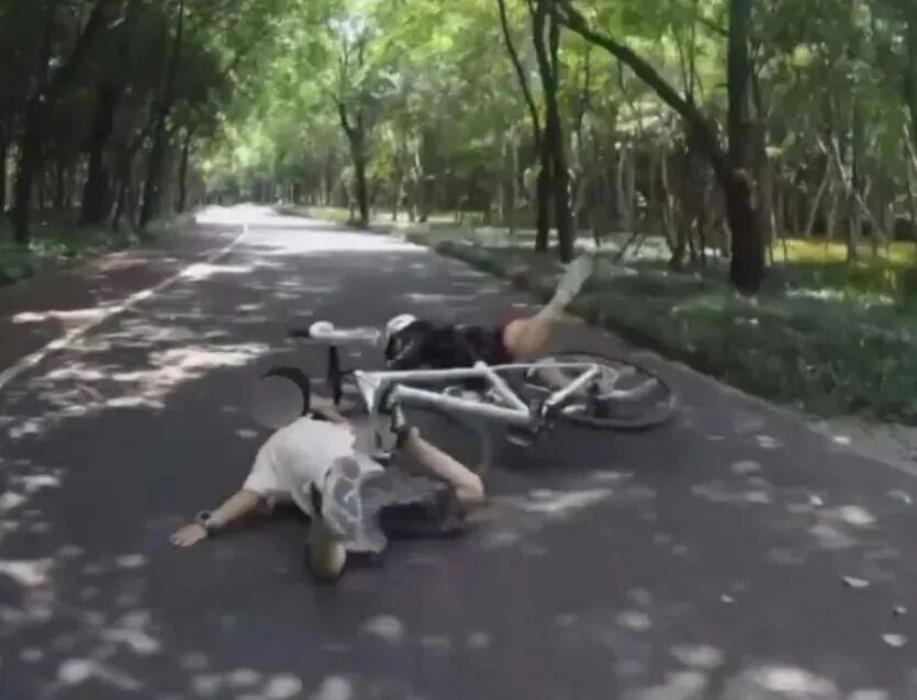 女子超速骑行遇“回头杀”致骨折,事发上海步道，突然窜出一小孩！女子超速骑行遭遇“..