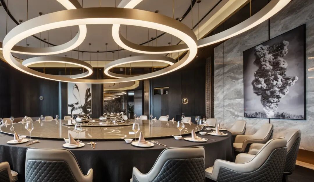 将两个包房作为一体进行设计,天花顶部空间作为空间设计主要着力点.