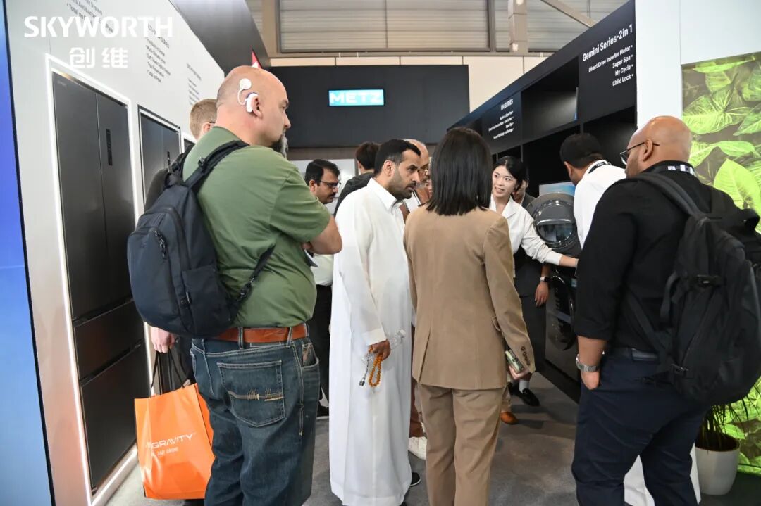 白电展区 观众图.jpg