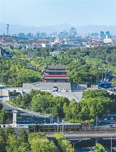 持续改善环境质量  坚持源头防治、综合施策，北京空气质量持续改善。图为北京永定门一带秋景。  新华社记者 陈晔华摄