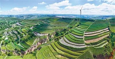 持续改善环境质量  在甘肃定西通渭县马营镇，经过系统治理，黄土高原上的层层梯田风景如画。  周修建摄（影像中国）