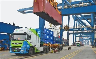 加快发展方式绿色转型  浙江嘉兴立足氢能源领域资源优势，持续拓展氢能示范“应用链”。图为嘉兴港乍浦港区，氢能重卡在集装箱码头运输作业。  本报记者 陈 斌摄
