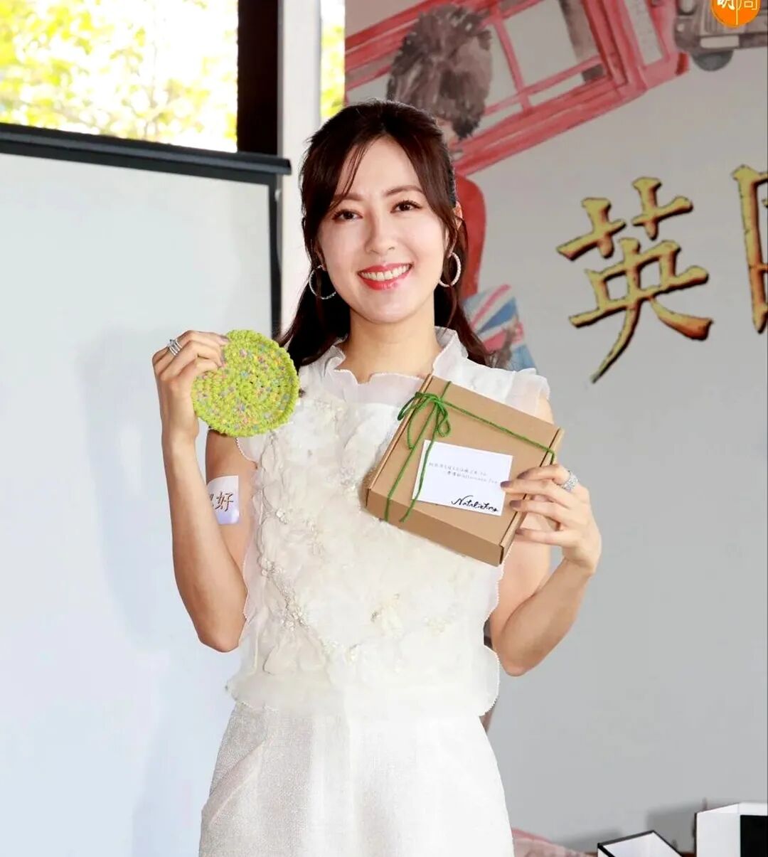 《英国边忽好》发布会上的唐诗咏小编比较厚道,选取了唐诗咏看起来最