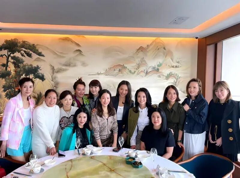 名媛聚会豪门媳妇李嘉欣只能靠边站，网友说融不进的圈子不要强融