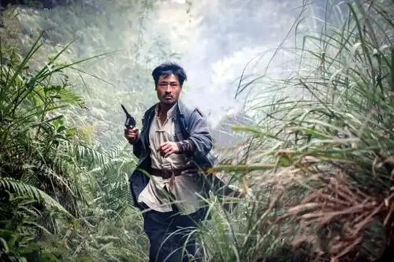 解放前,两地下党即将踏入敌人埋伏,村口农妇赶着母鸡骂:乱跑啥