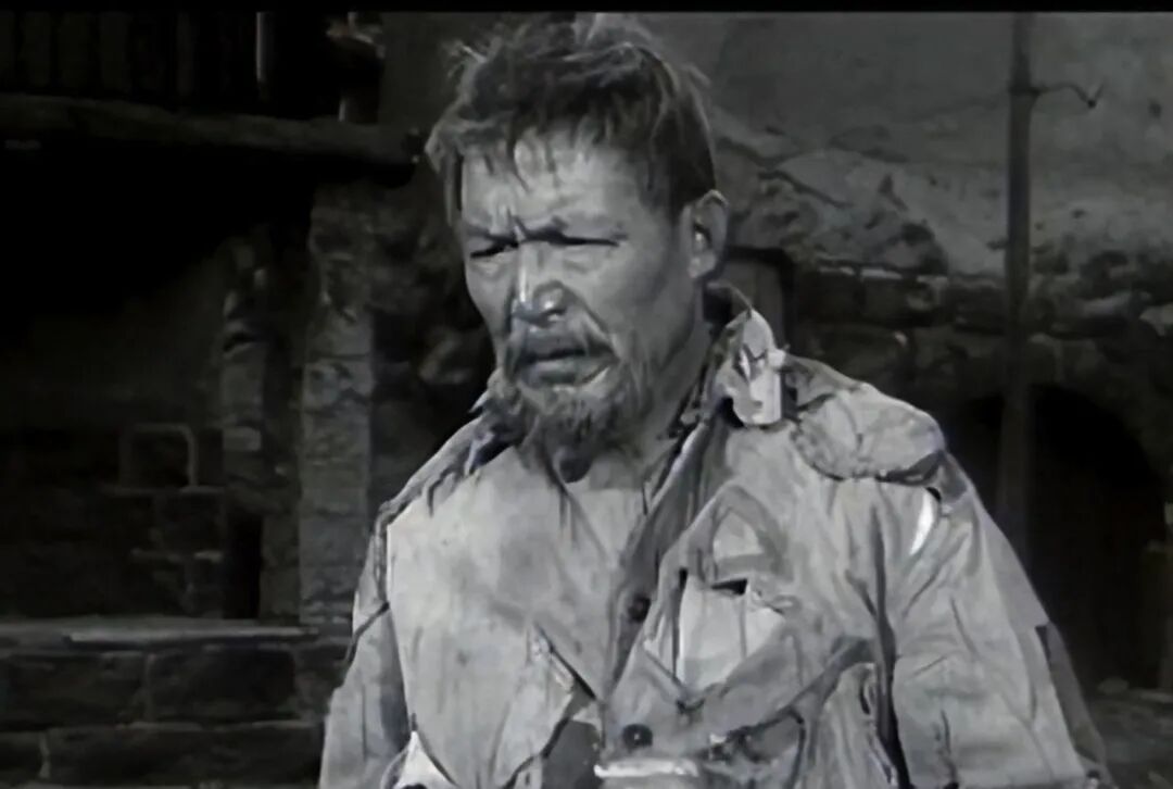 沈醉赴监狱视察见一疯老头跑步眼神对视后察觉装疯抓住他