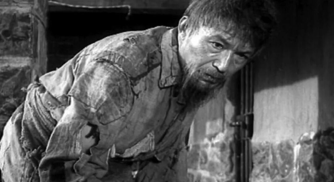 沈醉赴监狱视察见一疯老头跑步眼神对视后察觉装疯抓住他