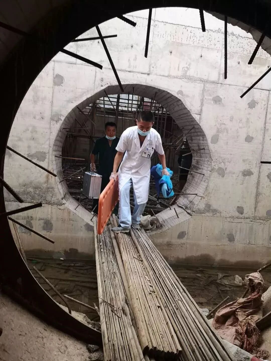 洗胃去什么科服药过量后喝下洗洁精水“洗胃”……广西脑科医院急诊科出手了！_https://www.jmylbn.com_新闻资讯_第4张