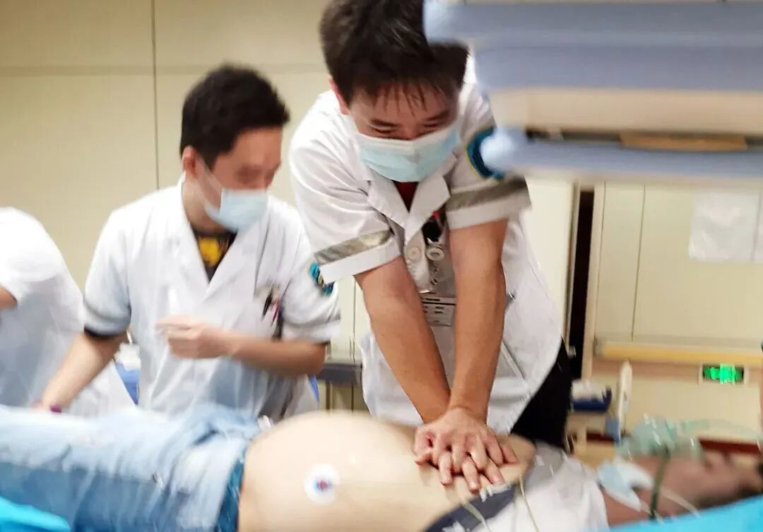 洗胃去什么科服药过量后喝下洗洁精水“洗胃”……广西脑科医院急诊科出手了！_https://www.jmylbn.com_新闻资讯_第7张