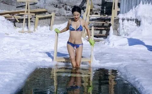 【美女】中国阿姨在低温下拍照片，网友惊呼受不了，性感火辣身材不输少女！（组图） - 18