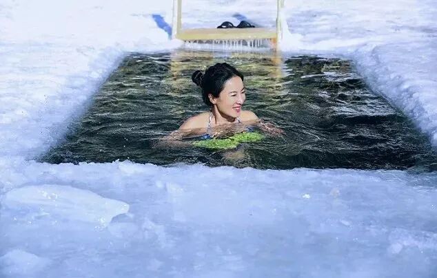 【美女】中国阿姨在低温下拍照片，网友惊呼受不了，性感火辣身材不输少女！（组图） - 19