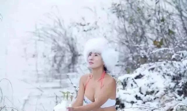 【美女】中国阿姨在低温下拍照片，网友惊呼受不了，性感火辣身材不输少女！（组图） - 60