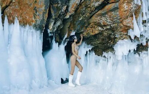 【美女】中国阿姨在低温下拍照片，网友惊呼受不了，性感火辣身材不输少女！（组图） - 35
