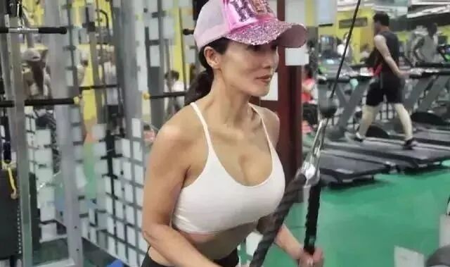 【美女】中国阿姨在低温下拍照片，网友惊呼受不了，性感火辣身材不输少女！（组图） - 61
