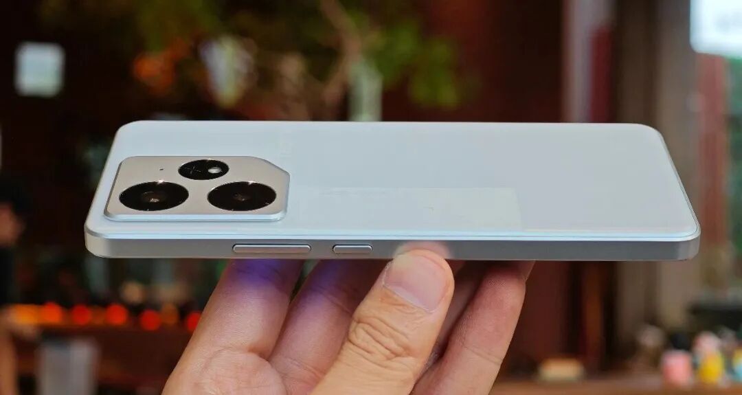 2000左右，性能“极佳”的直屏手机