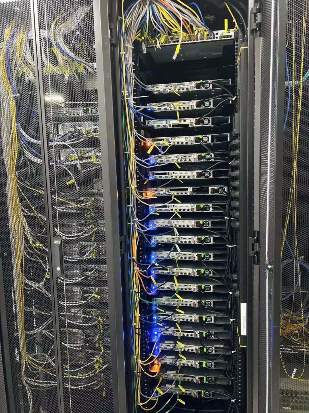 服务器托管服务包括哪些定制选项？