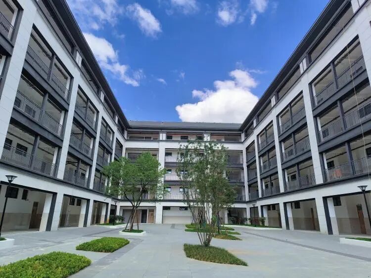 龙里县生态城实验学校校园一角近年来,龙里县全力推动教育重点项目