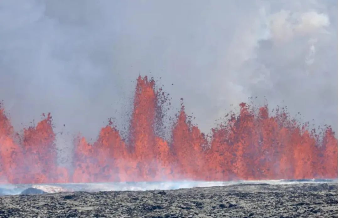 冰岛一火山再喷发岩浆高达50米