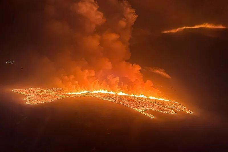 冰岛一火山再喷发岩浆高达50米