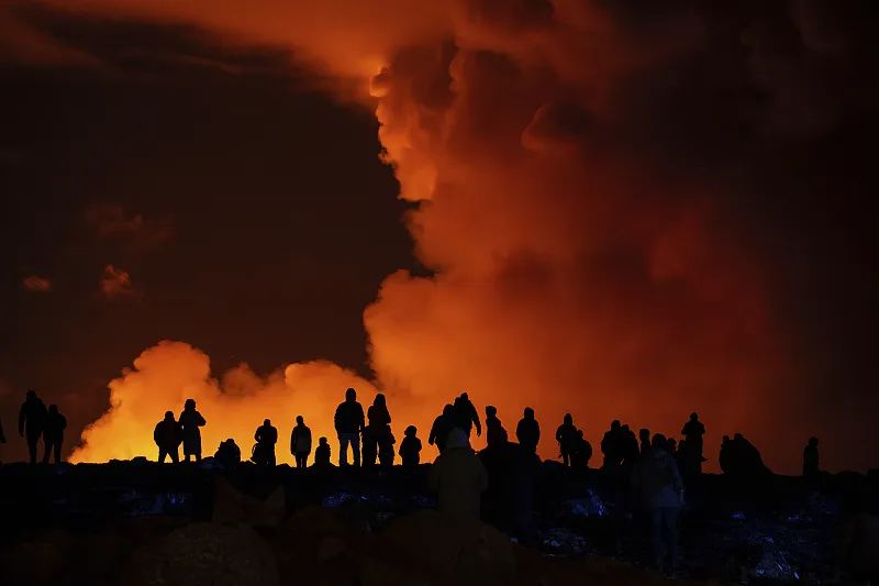 冰岛一火山再喷发岩浆高达50米