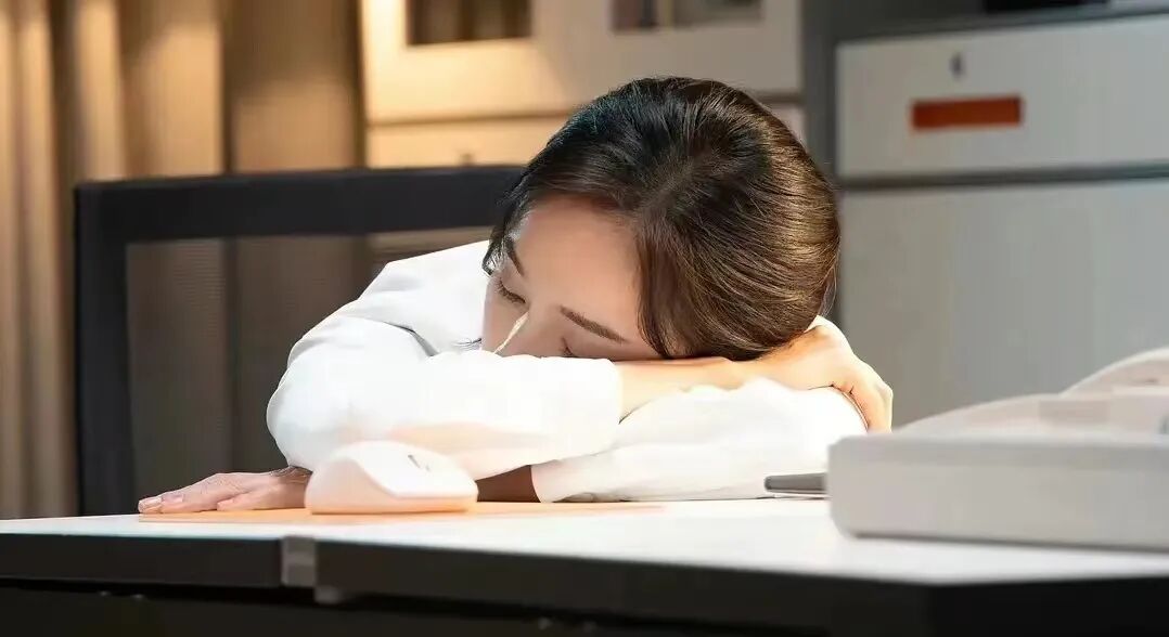 疲惫不堪的年轻护士开始逃离三甲医院