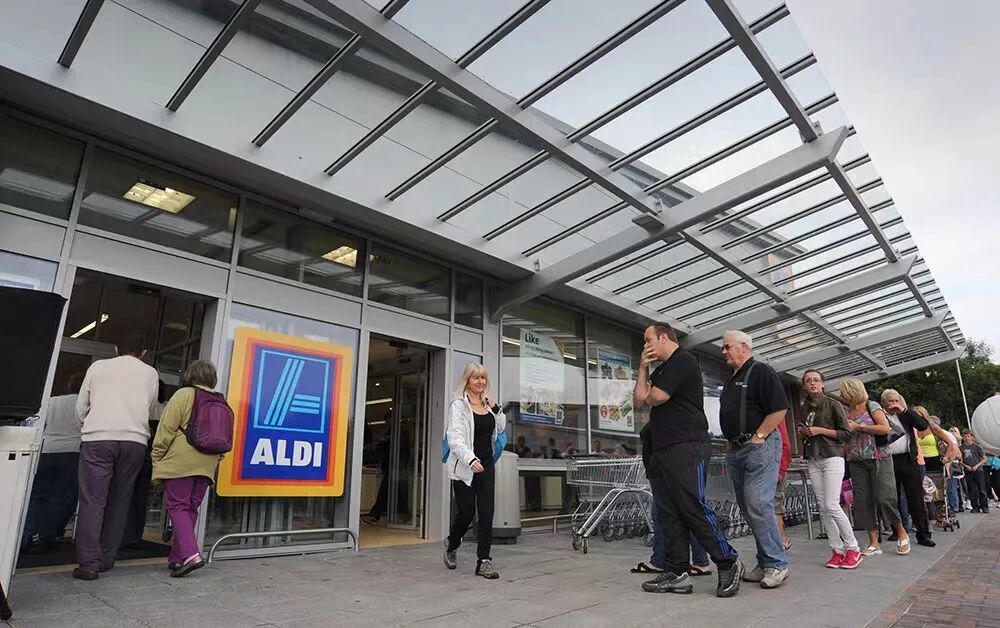 陷入中产贫困的英国人带火了廉价超市