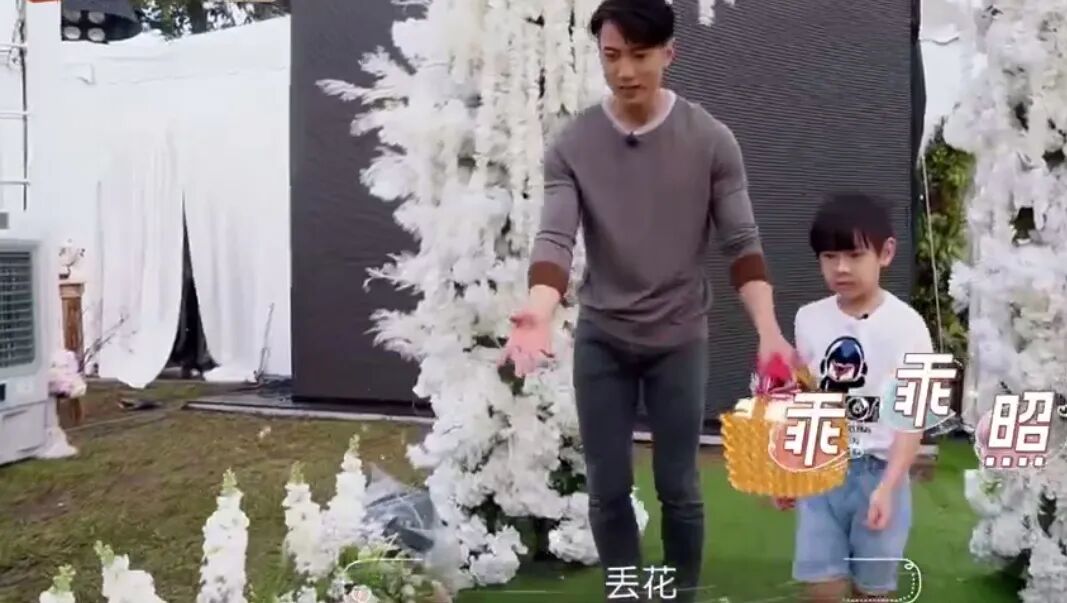 林丽吟设计的婚纱有深意 吴尊惊喜落泪 两人珍贵童年照相继曝光 国内新闻