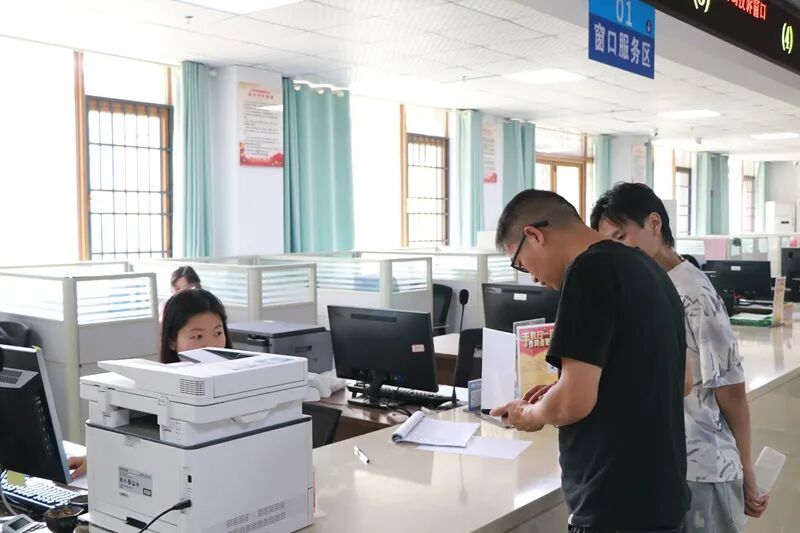 甘河街道党务政务服务中心 群众正在办事 马均浩 摄.JPG