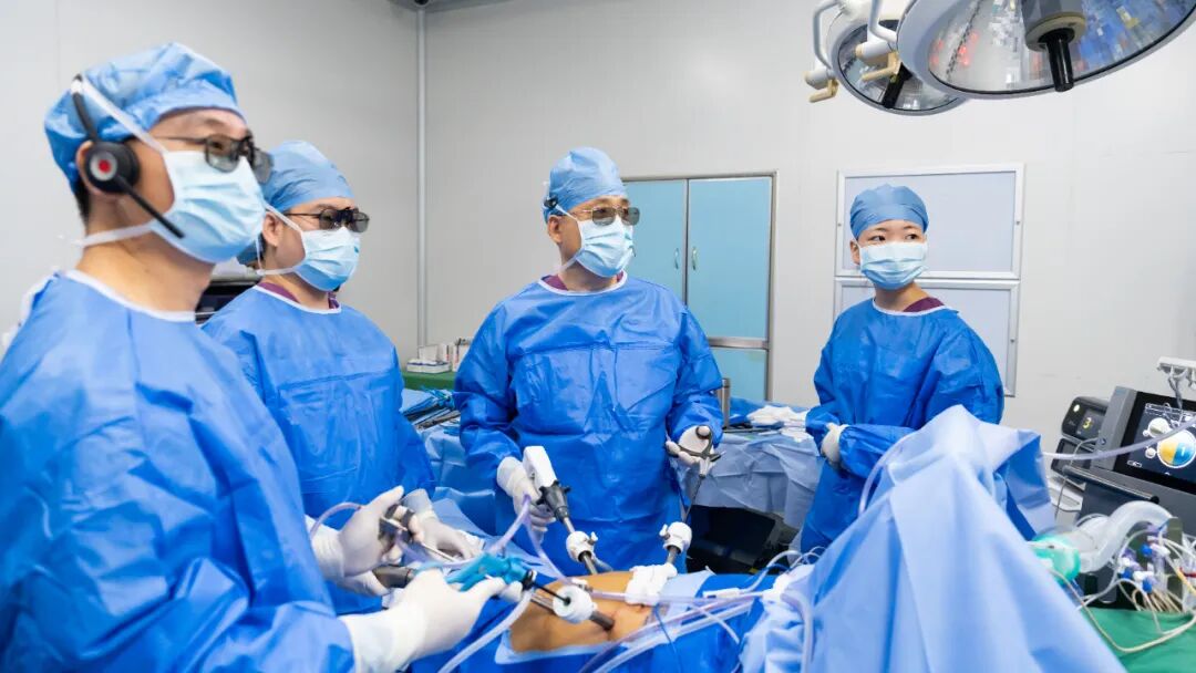 ▲茂名人医院长侯宝华（中）为患者施行高难度的腹腔镜下全胰十二指肠切除术