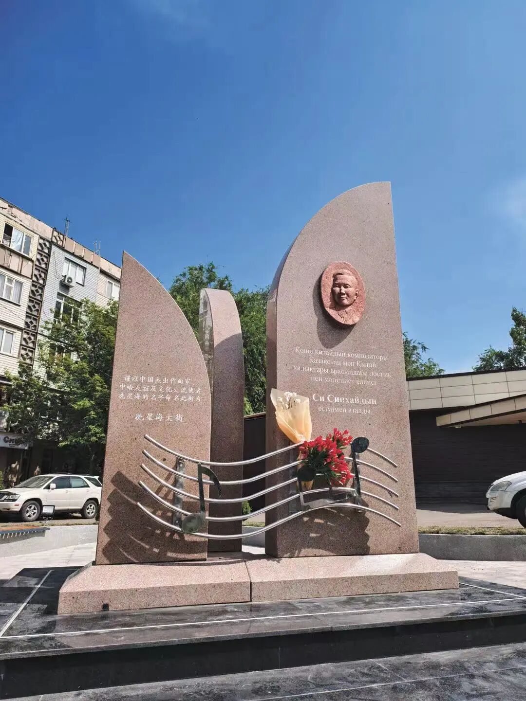 阿拉木图的冼星海大街，竖立着冼星海纪念碑。苏智仁 摄