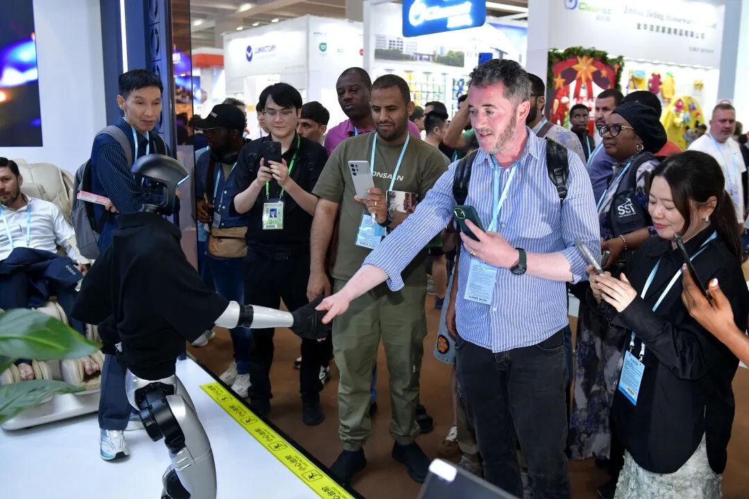 中外客商参加广交会