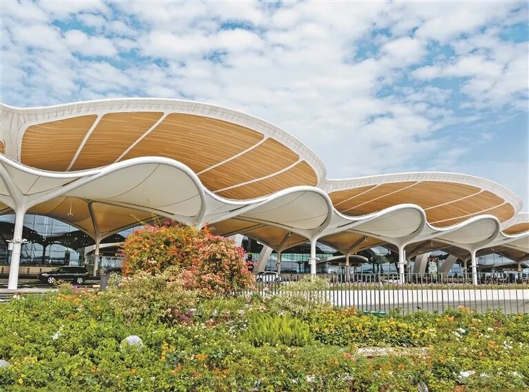 广州白云国际机场T3航站楼如花冠绽放，又如湾区之翼。