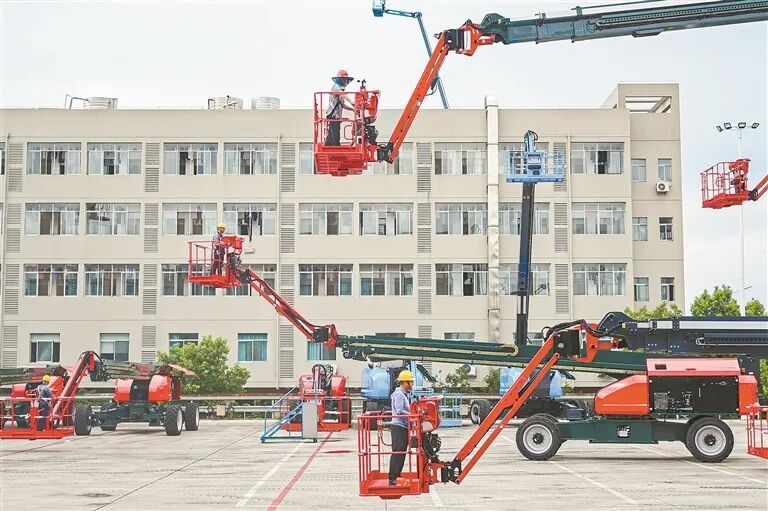 星邦智能的员工在对臂机产品进行调试。