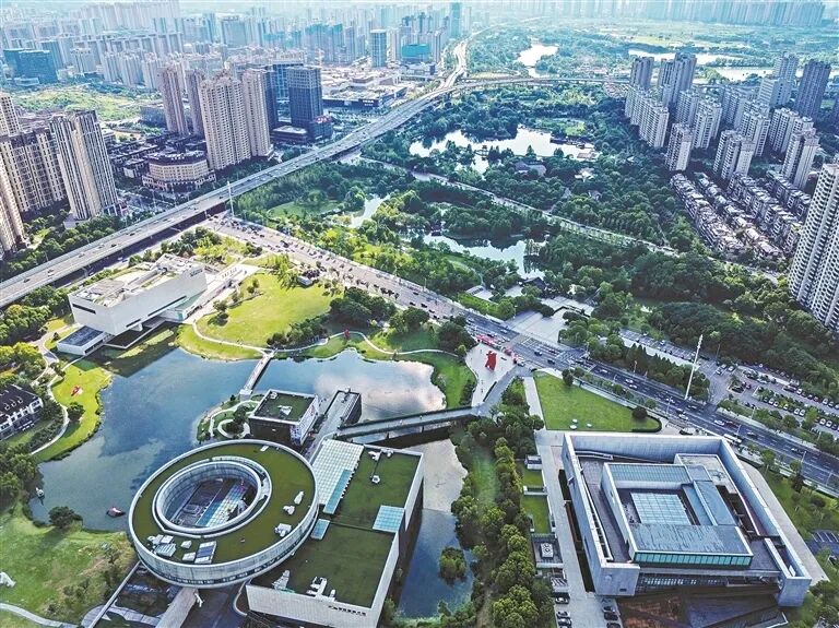 长沙洋湖湿地一带的建筑。