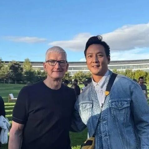 吴彦祖晒和库克合影,网友:“收手吧,阿祖”